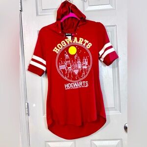 Harry Potter Hoodie Shirt Red Hogwarts Medium Junior Women EUC Movies Magic Book